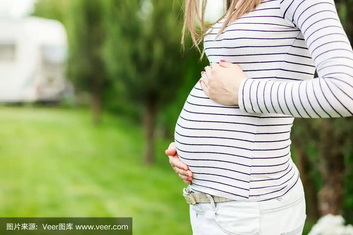 特写孕妇的肚子,户外
