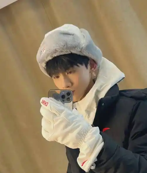 白敬亭情人节发自拍,网友:恭喜你又是单身的一年,夺笋啊!