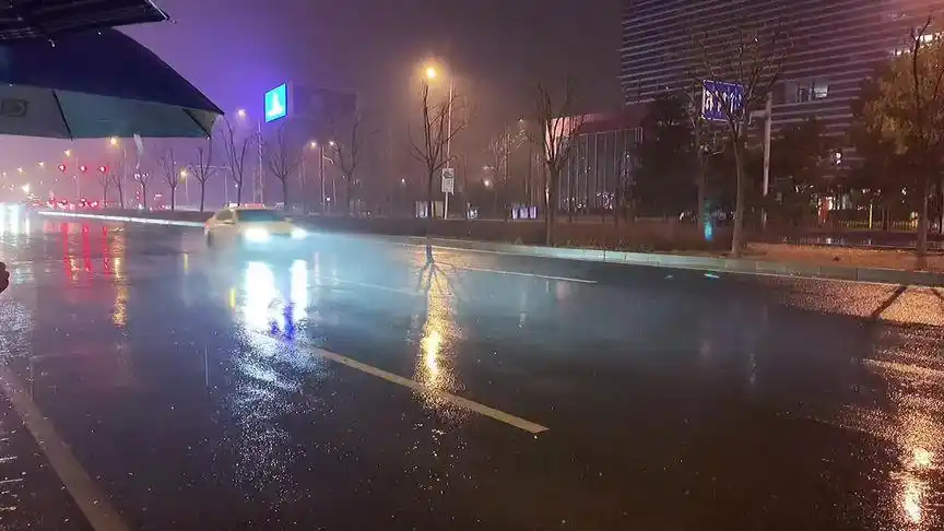 下雨天 #城市的夜晚 突然喜欢雨天