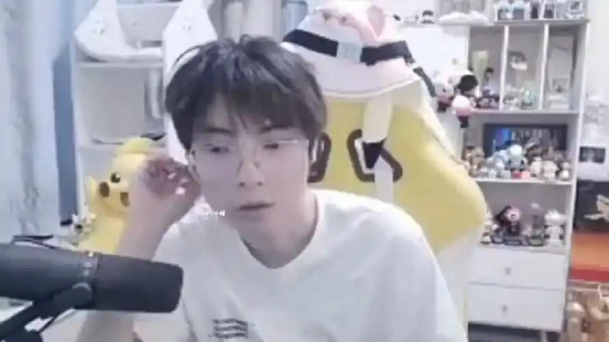 gemini:你女朋友不理你了,你让她多看会葛大爷的直播吧,看能不能把她