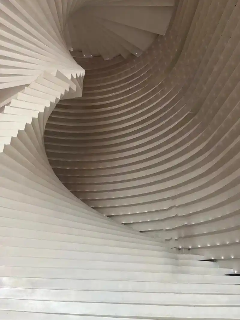 小新98中的青岛～～黄盒子美术馆 一楼 1个厅 二楼2个厅 三楼1个厅