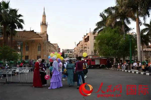 开斋节当天,开罗民众在侯赛因广场内庆祝节日.人民网记者 李凉摄