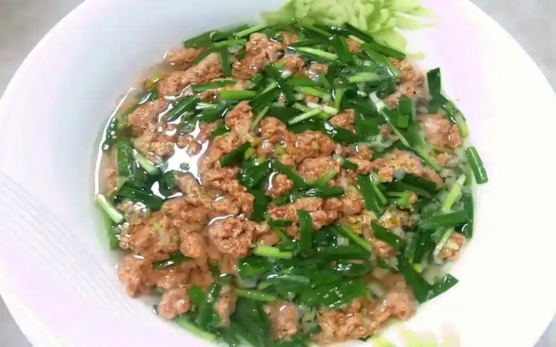 雪花汤(蝲蛄豆腐),粉绿相间,入口软嫩鲜滑,东北河鲜细做