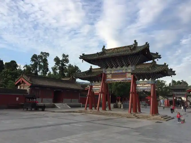 夕阳下的伏羲广场