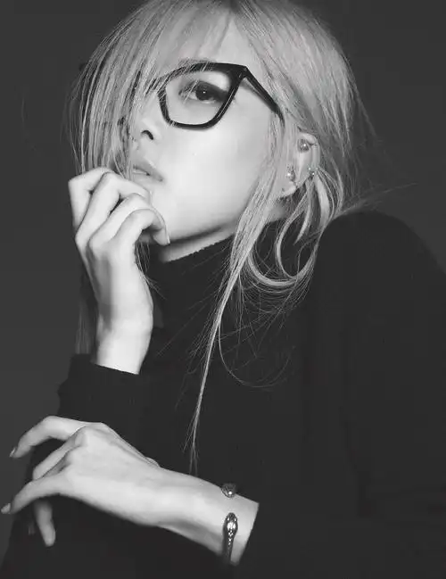 朴彩英眼镜造型黑白写真图片33