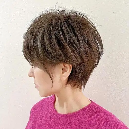 很多女生们都是扁头,通常会显得整个发型比较扁平不够立体,其实只要选