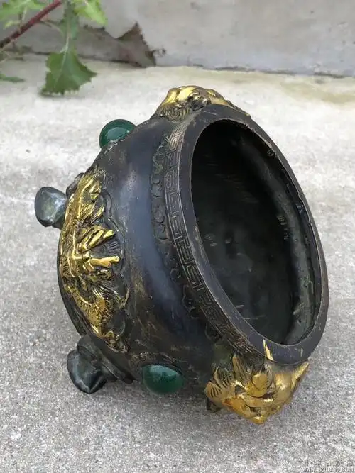 乾隆年制铜鎏金紫铜香炉,造型美观,上面镶翡翠,做工精细,品相如图
