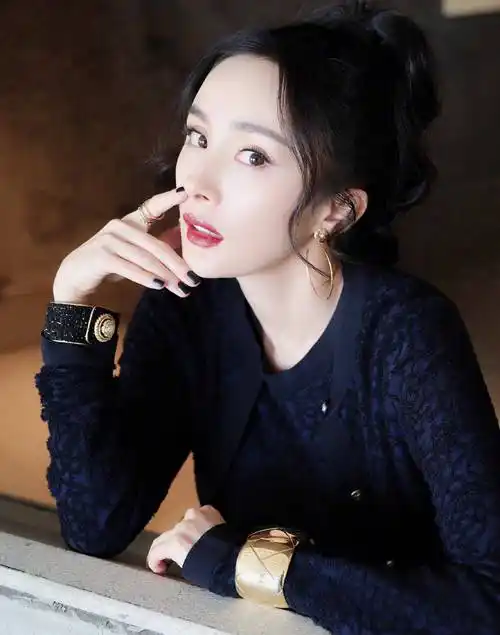 杨幂高清写真!贵妇姿态太到位了,小蛮腰大长腿吸睛,五官太漂亮