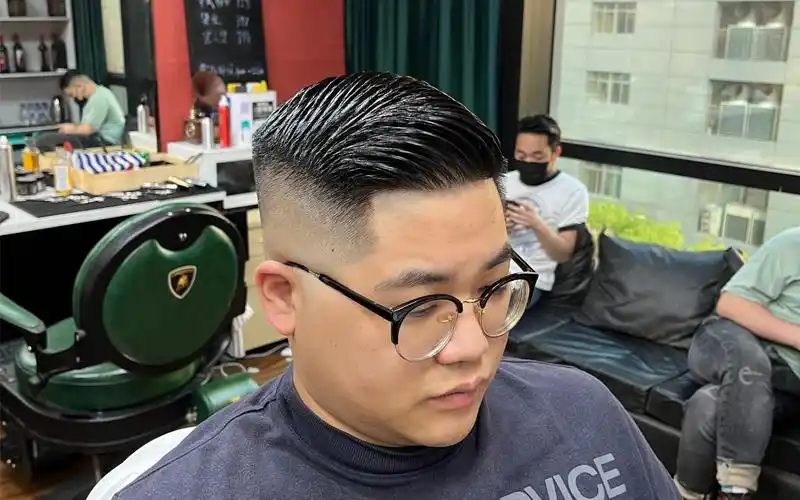 夏天了,可以尝试一下短款油头,#男士发型#上海剪发哪里好 #手艺人的