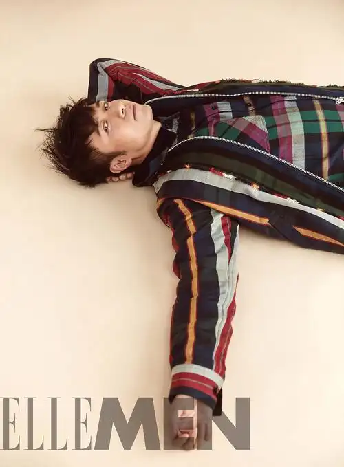 古巨基身穿个人主理品牌登时尚杂志个性穿搭演绎都市玩酷文化