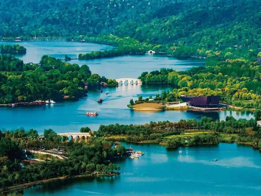 今天湘湖又美又热闹8000余人集结开跑首届湘马