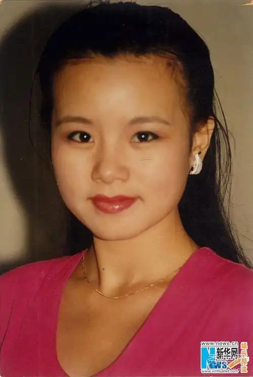 龚琳娜,贵州人,1975年8月1日出生,.