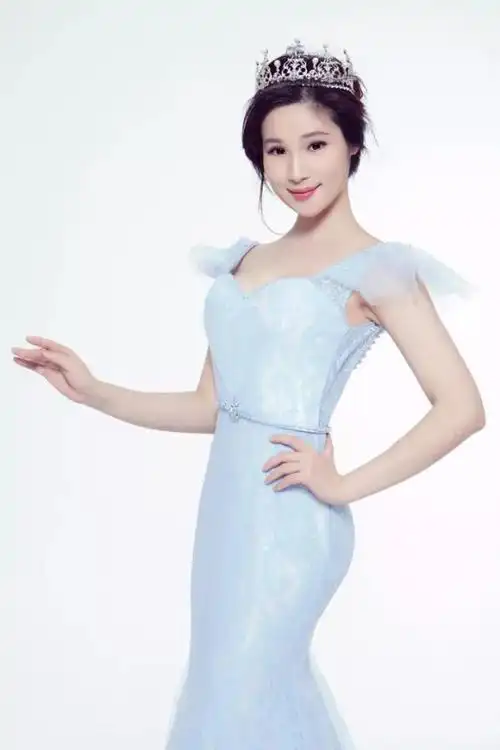 她不但是刘捷还是选美皇后女神联盟的创始人