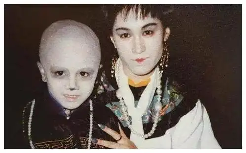 大家印象最深刻的就是《僵尸家族》这部电影中,一家三口中的"小僵尸"