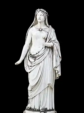 在黑色显示希腊神话缪斯女神雕像