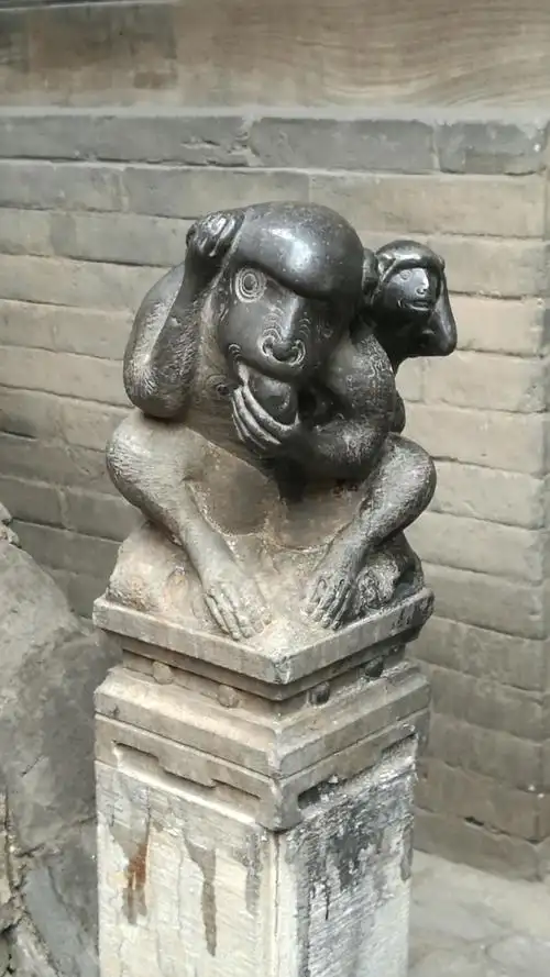 这个石雕小猴,叫"辈辈封侯",寓意深刻!