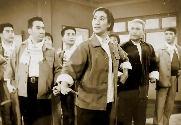 《海港》选段《大吊车真厉害》 写美篇影片评述 这部现代京剧产生于"