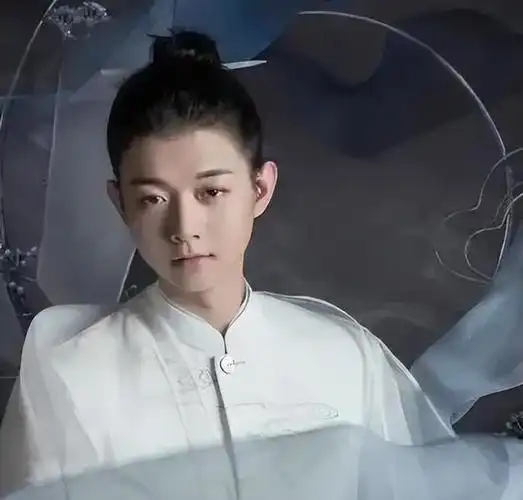 但霍尊为了让妈妈有个更好的生活,用赚来的钱买了别墅给妈妈,还陪她拍