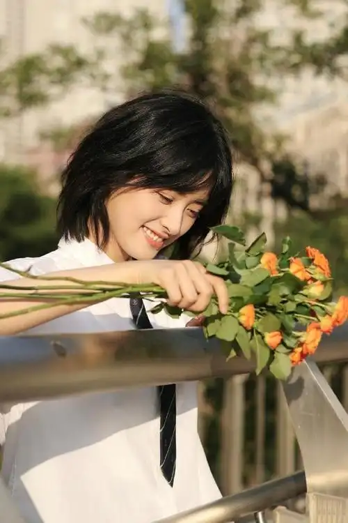 沈月与男友感情稳定孙宁在小区门口接女友主动搬行李很贴心