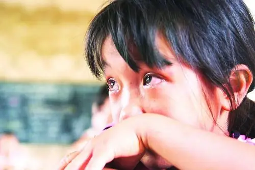 一想起黎明校长的事情,学生就流泪.唐大柏摄