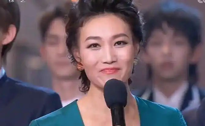 人气质一如既往的好,董卿朱迅李思思等人一站出来就是"春晚"的味道