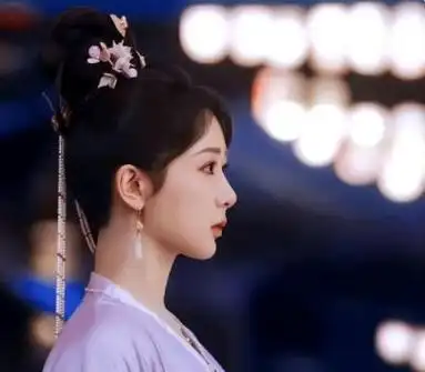 粉丝留言里,流量明星常担心演技被质疑,但杨紫的实力总让人心安,演技