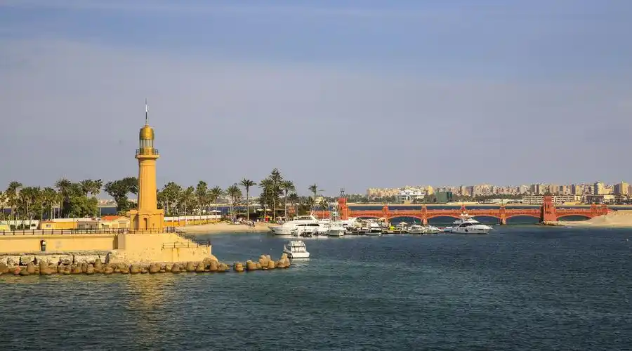 亚历山大市坐落在地中海滨,是埃及最大的港口.