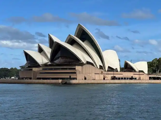 通过观看纪录片了解到丹麦建筑师约恩·乌松的设计灵感以及悉尼歌剧院