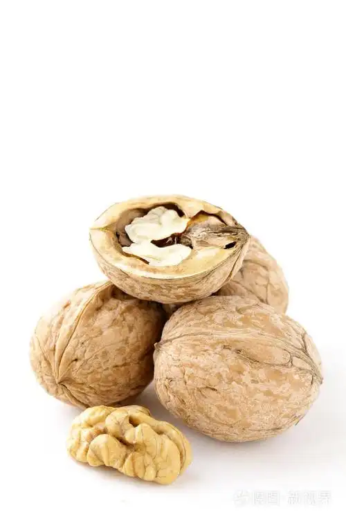 在白色背景上的整个切碎核桃