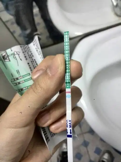 请问早孕试纸这样是阴性吗?仔细看的时候又
