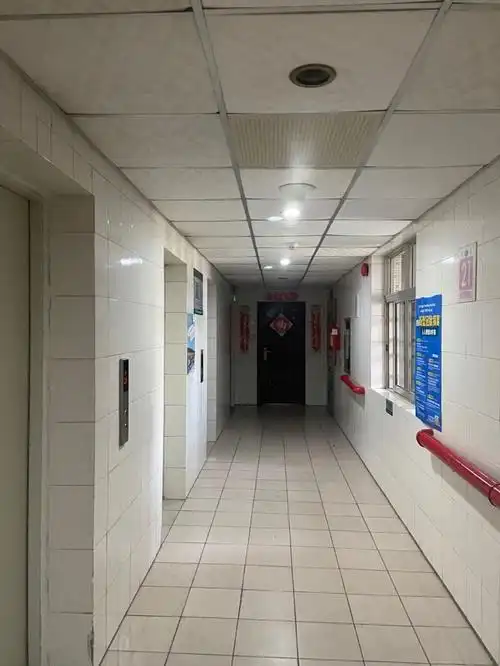 房产看点 正文 小区建于1996年,保养还算不错,外立面和走廊干净整洁.