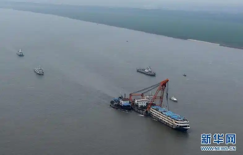 东方之星号客船被起吊船牵拉拖离事发水域