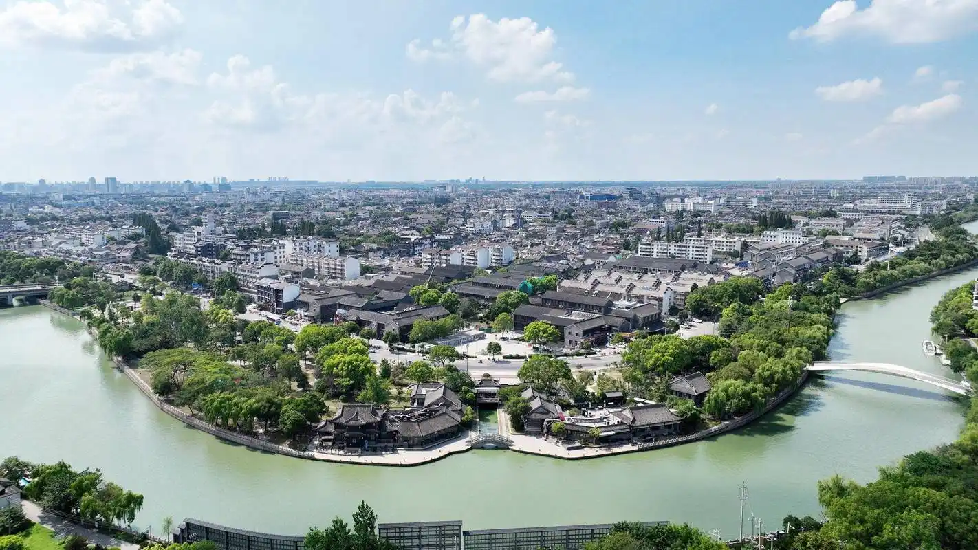 盛夏时节,在蓝天白云掩映下,扬州古运河水面光影闪烁如在画中游_东关_