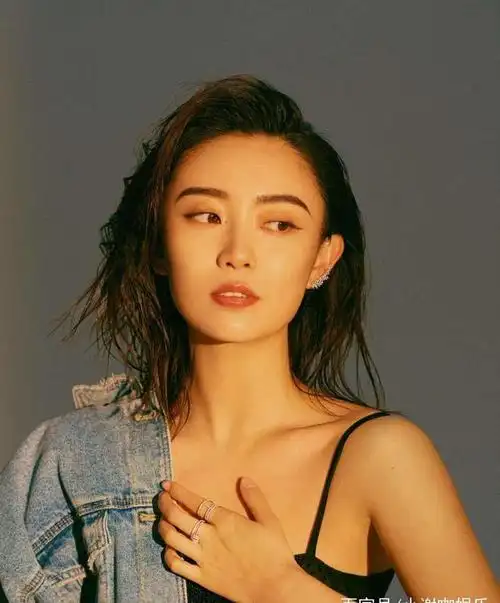 央视百变主持李七月女王范十足网友读心声团长真人更美