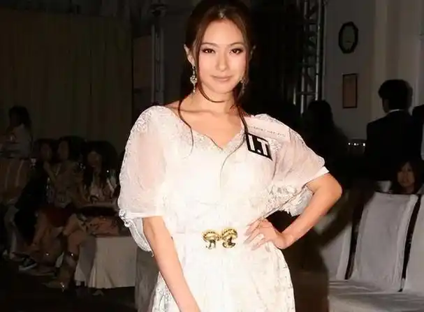 好搞笑!继被称为"人形花洒"后,向佐又把向太的包10块钱卖了