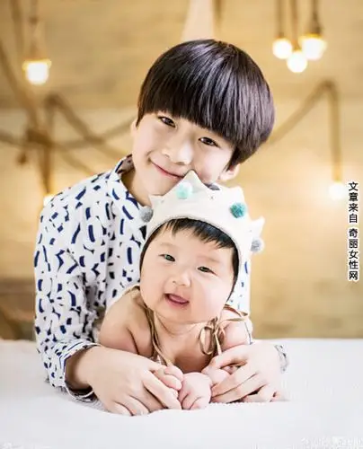 是张亮的儿子天天张悦轩8岁生日,张亮晒出一组儿子和女儿的照片庆祝