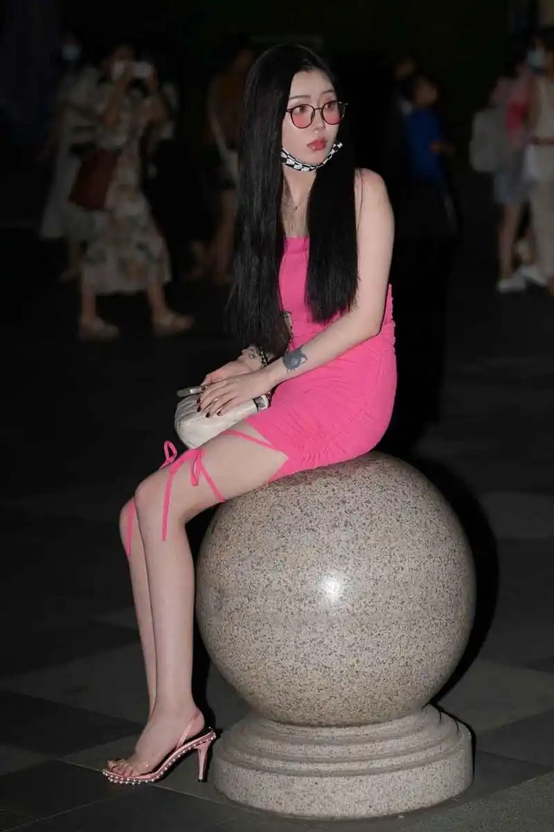 夜色未归美腿美足小姐姐