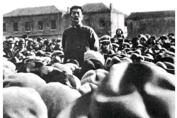 还是从千里之外特意赶来,送鲁迅先生最后一程,当时送葬的场景十分壮观