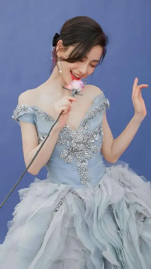 杨颖angelababy化身最美仙子秀低胸诱惑魅力更胜从前了