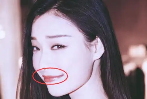 女人的嘴唇单薄,嘴角向上翘,为人精明世故,说话尖酸刻薄,尤其是在不