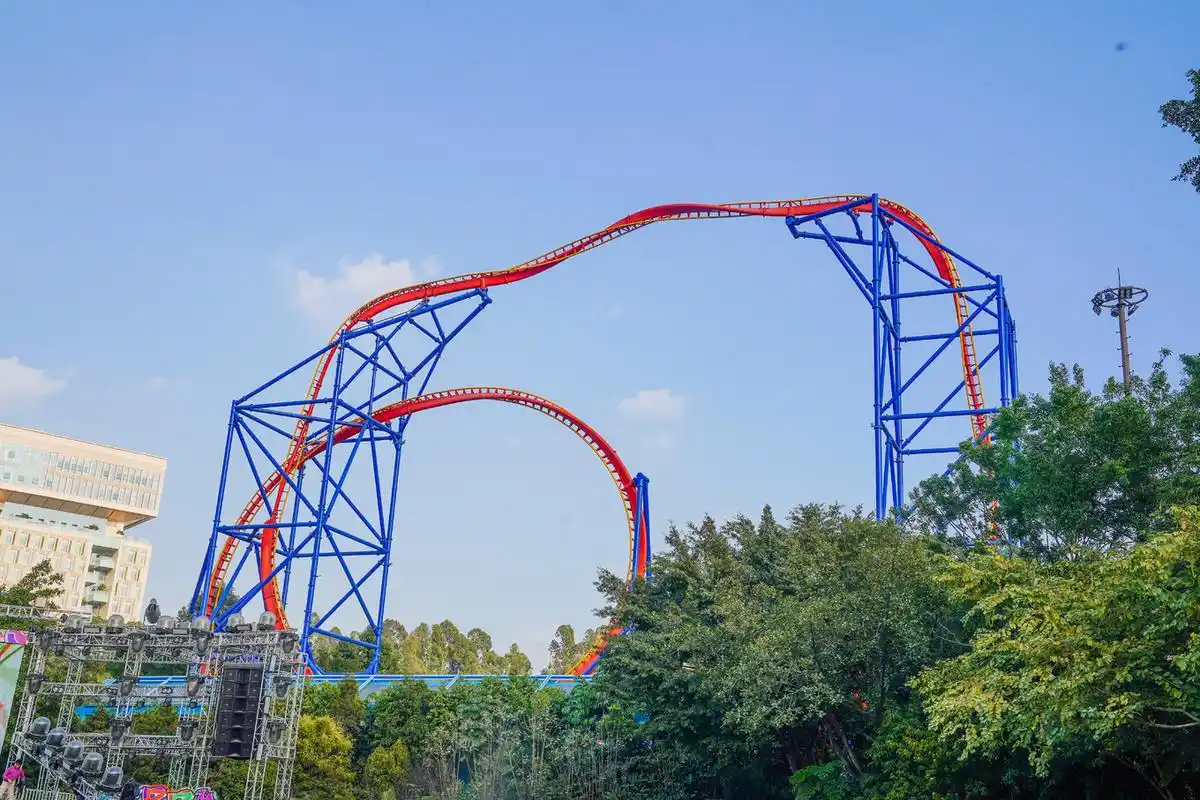 吉 尼斯 世界纪录的"十环过山车",它会载着你时而迅猛俯冲,时而盘旋