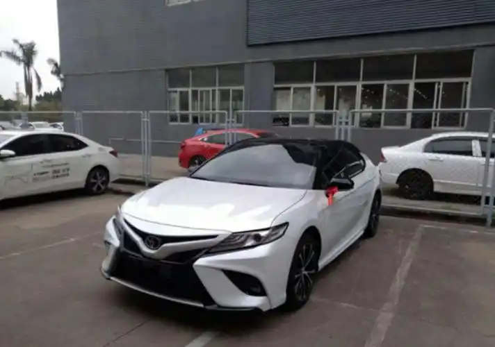 2018款丰田凯美瑞稳重大气是b级商务车应有的外观特质,丰田凯美瑞在这