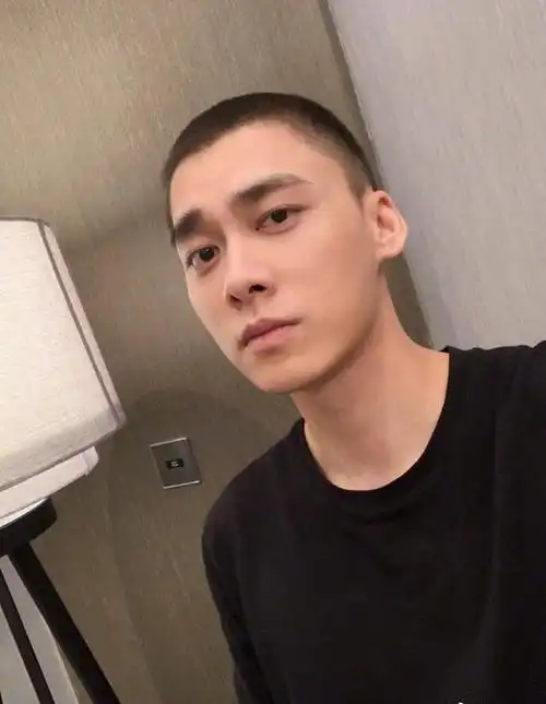 男星寸头大赏,李现李易峰干练,易烊千玺man爆,最后一位不适合