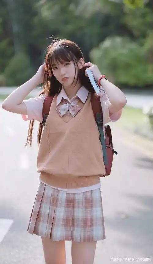 小姐姐jk学院风穿搭,迷人的微笑超甜美