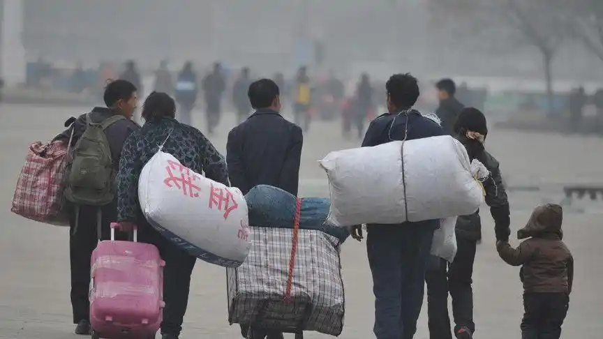 疫情来袭,外出打工仔该不该回家,听小倩怎么说?