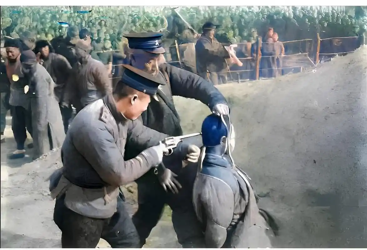20世纪10年代,警察在天津郊外的民国山处决犯人的真实画面显示,当时