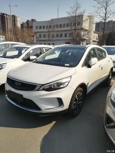 看车题材吉利4s店里感受19款吉利帝豪gs值得入手