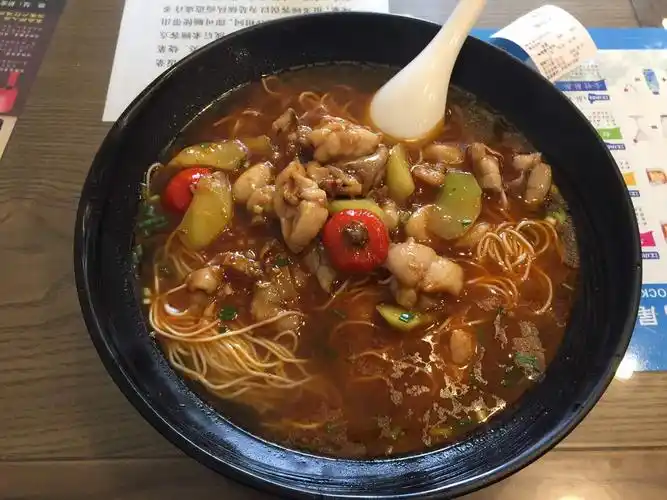 招牌牛蛙面:可做少辣,牛蛙块挺多的,反正最后我剩下了6块() 面是细面