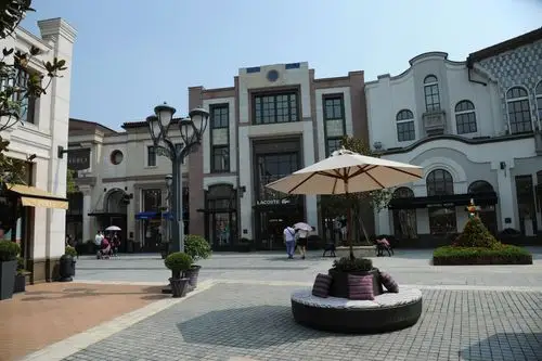 奕欧来士一个类似奥特莱斯的品牌厂家直营的店.