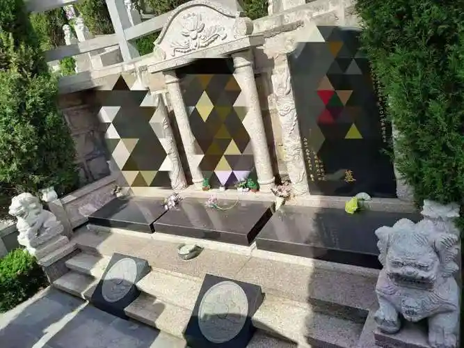一般来说,墓穴的形式,大小和价格是成正比的,但是不同墓园,同等穴位